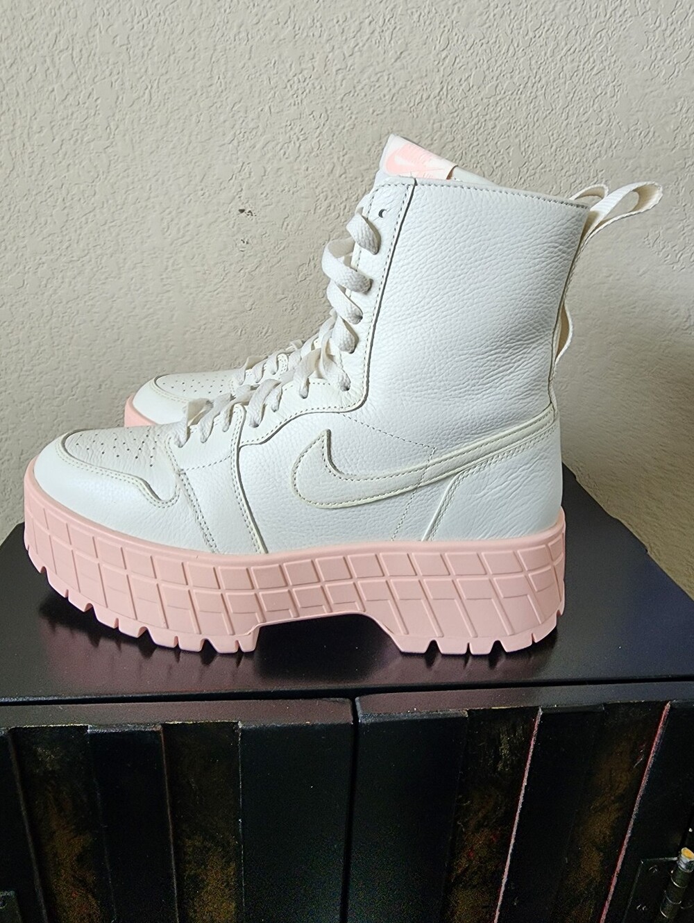 Womens AIR JORDAN 1 BROOKLYN White and Pink Platform Lace-Up High-Top BOOTS.